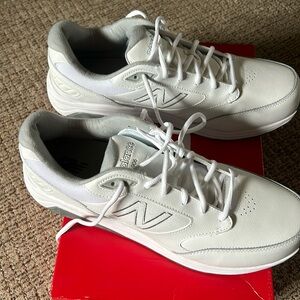 Men’s size 13 M white New Balance walking shoe 928v3